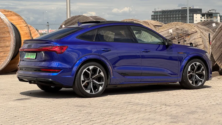 AUDI SQ8 e-tron -