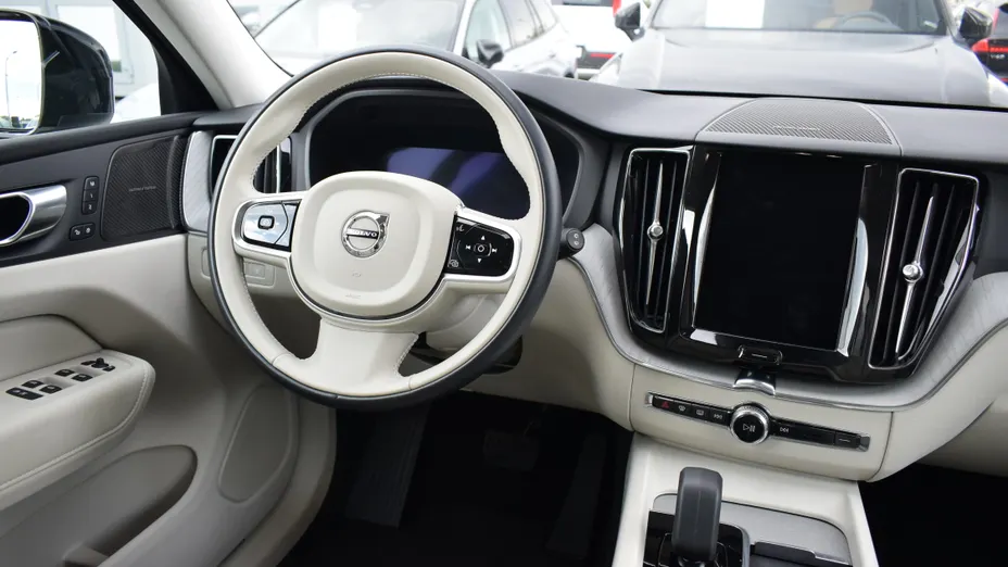 VOLVO XC60 XC60 T6 Plug-In Hybrid AWD Plus Dark aut