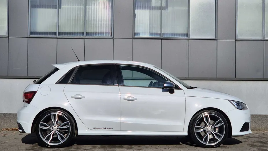 AUDI S1 -