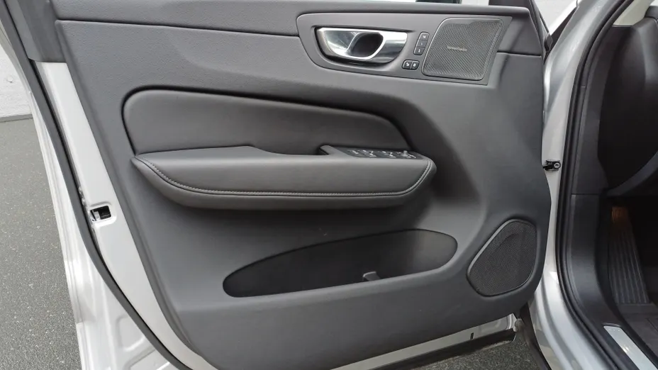 VOLVO XC60 XC60 T6 Plug-In Hybrid AWD Plus Dark aut