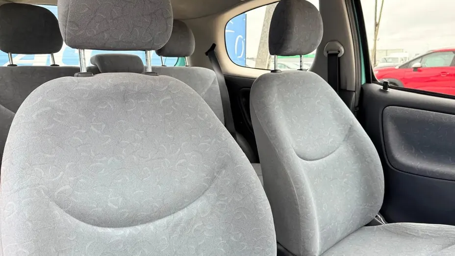 TOYOTA Yaris -