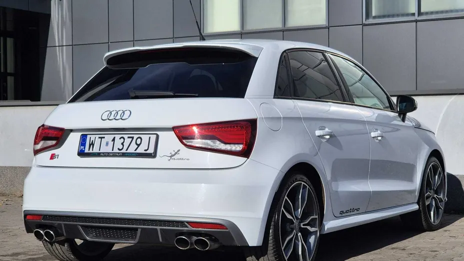 AUDI S1 -