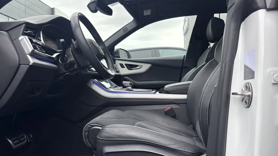 AUDI Q8 -