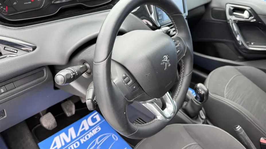 PEUGEOT 208 -