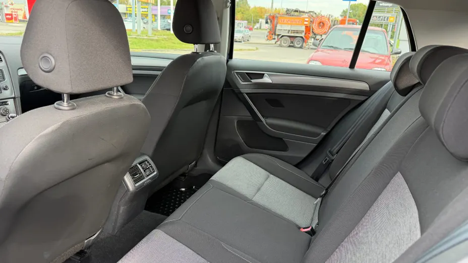VOLKSWAGEN Golf -
