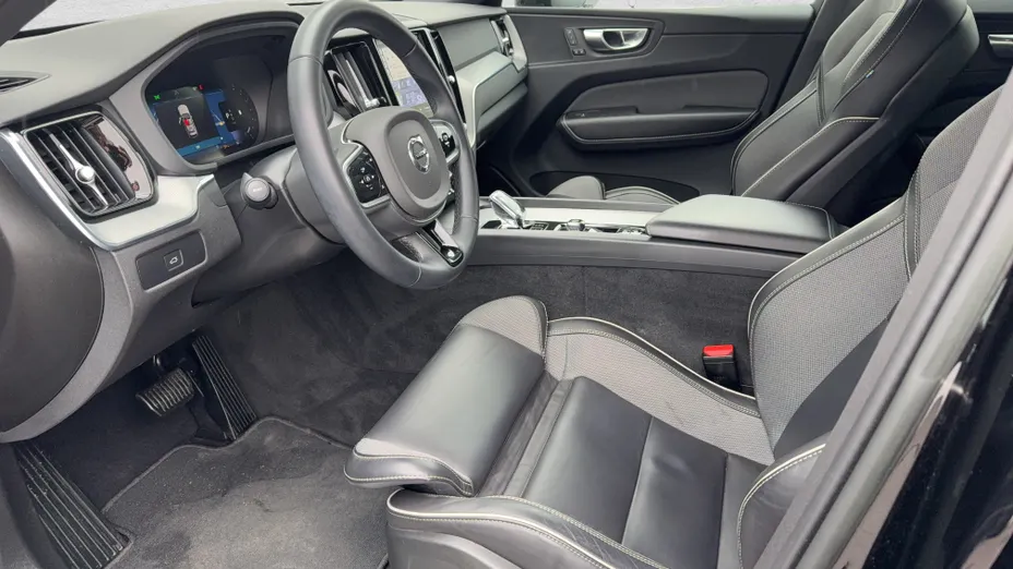VOLVO XC60 XC60 B4 D AWD Plus Dark aut