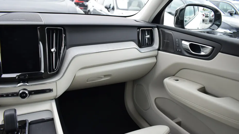 VOLVO XC60 XC60 T6 Plug-In Hybrid AWD Plus Dark aut