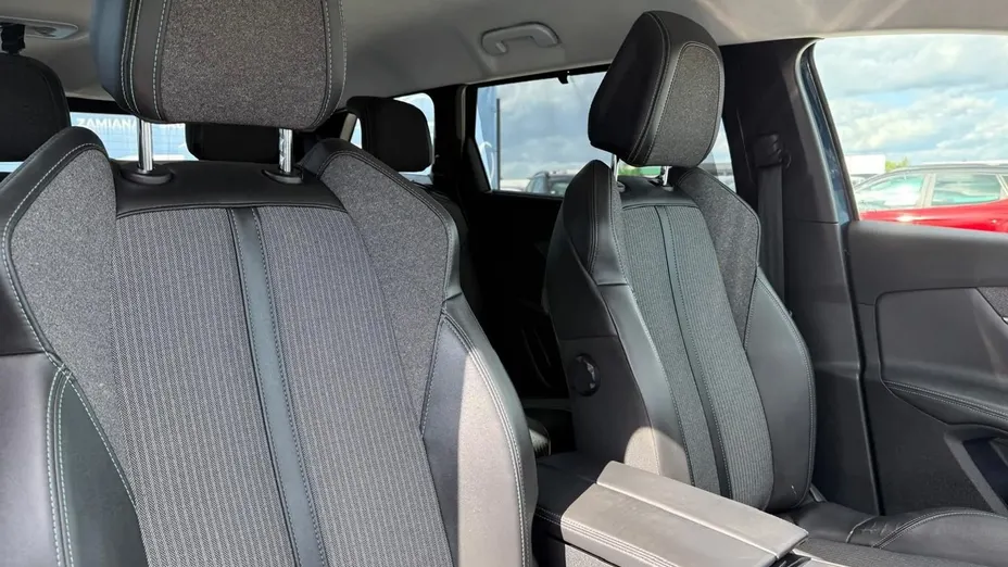 PEUGEOT 5008 -