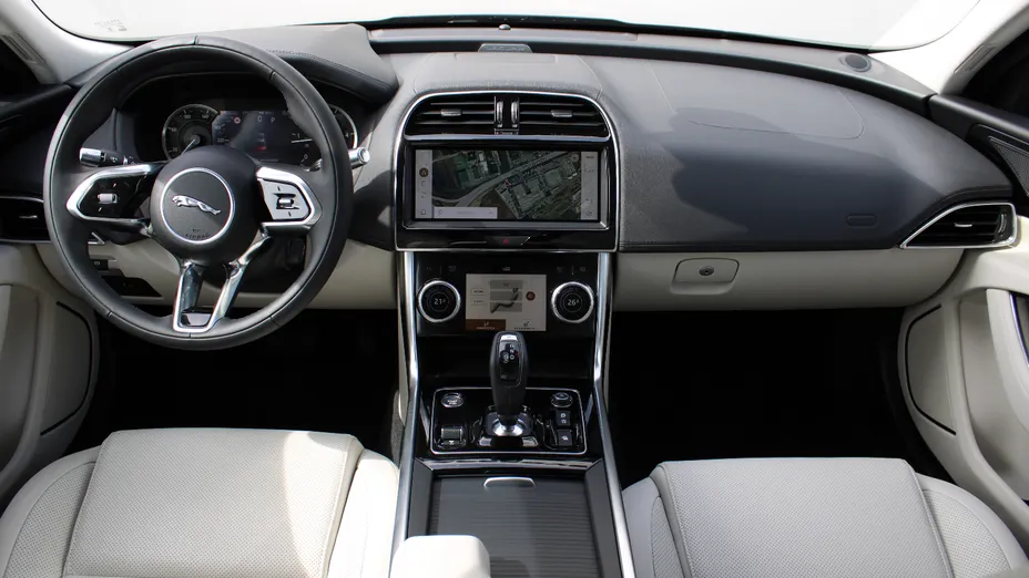 JAGUAR XE XE 2.0 D200 mHEV SE aut Nowy