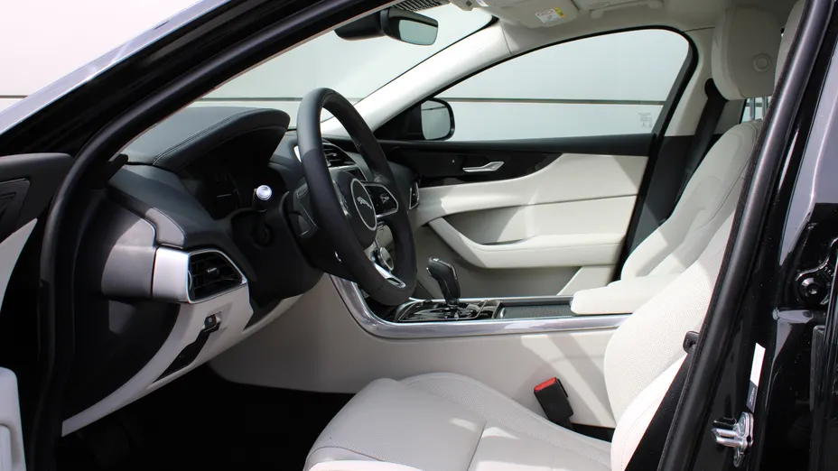 JAGUAR XE XE 2.0 D200 mHEV SE aut Nowy