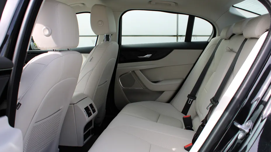 JAGUAR XE XE 2.0 D200 mHEV SE aut Nowy