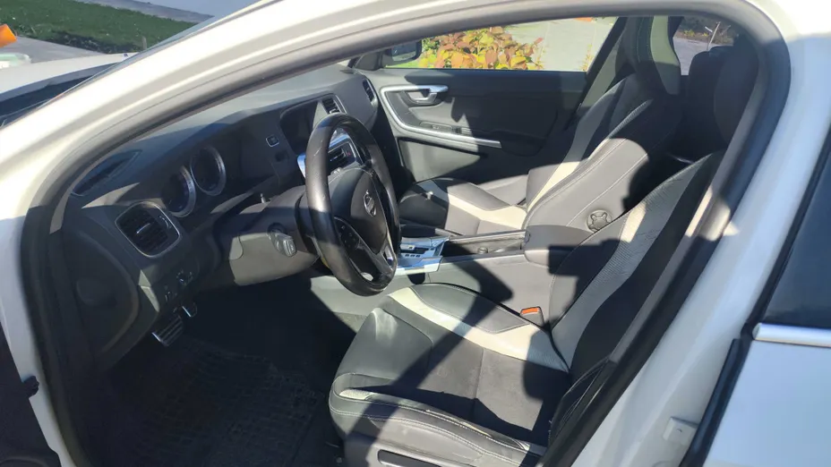 VOLVO V60 -