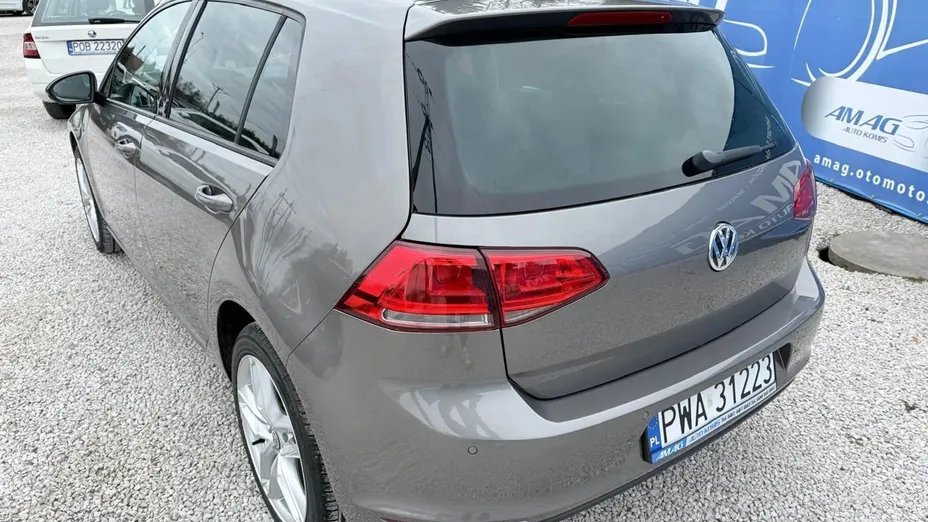 VOLKSWAGEN Golf -