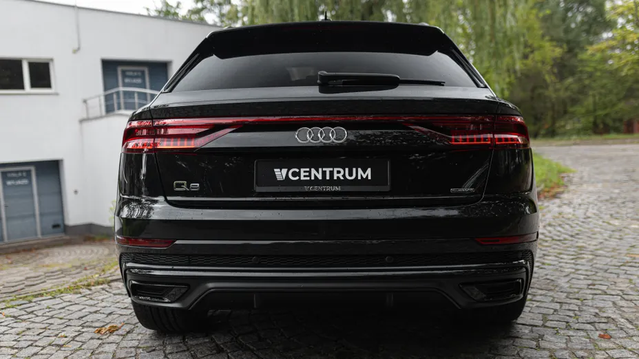 AUDI Q8 -