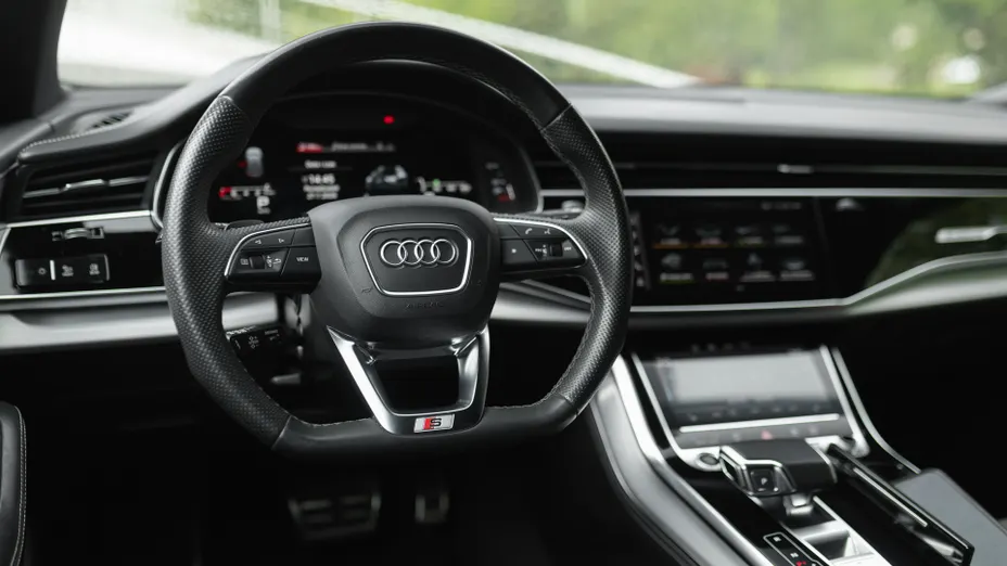 AUDI Q8 -