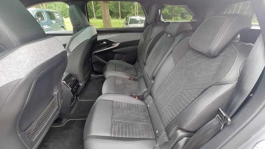 PEUGEOT 5008 e-5008 73kWh AWD Dual Motor GT Exclusive