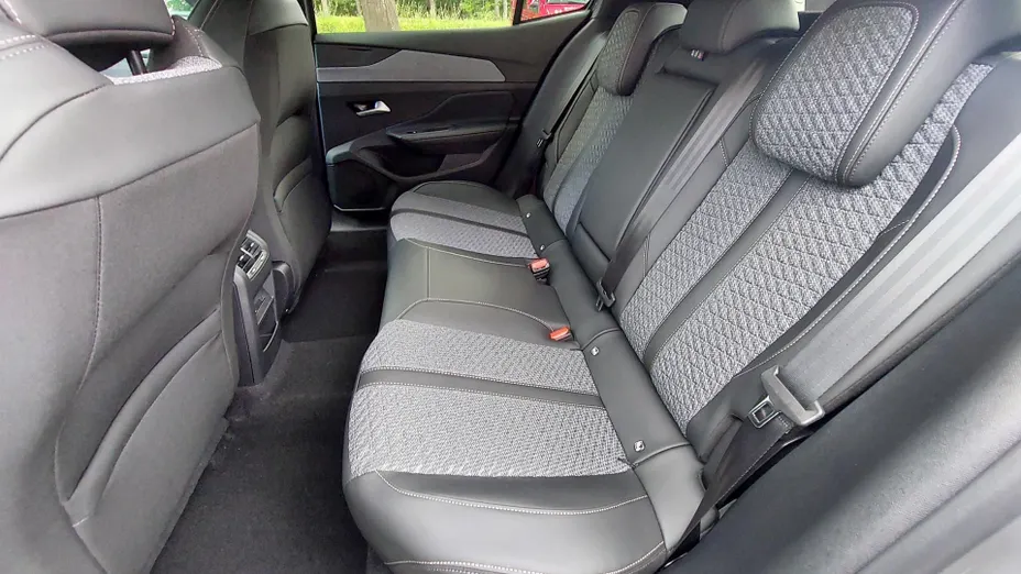 PEUGEOT 408 408 1.2 PureTech mHEV Business S&S e-DCS6 Nowy