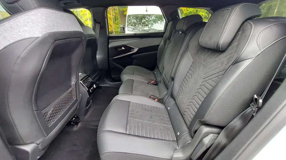 PEUGEOT 5008 5008 1.2 PureTech mHEV GT Exclusive S&S e-DCS6 Nowy