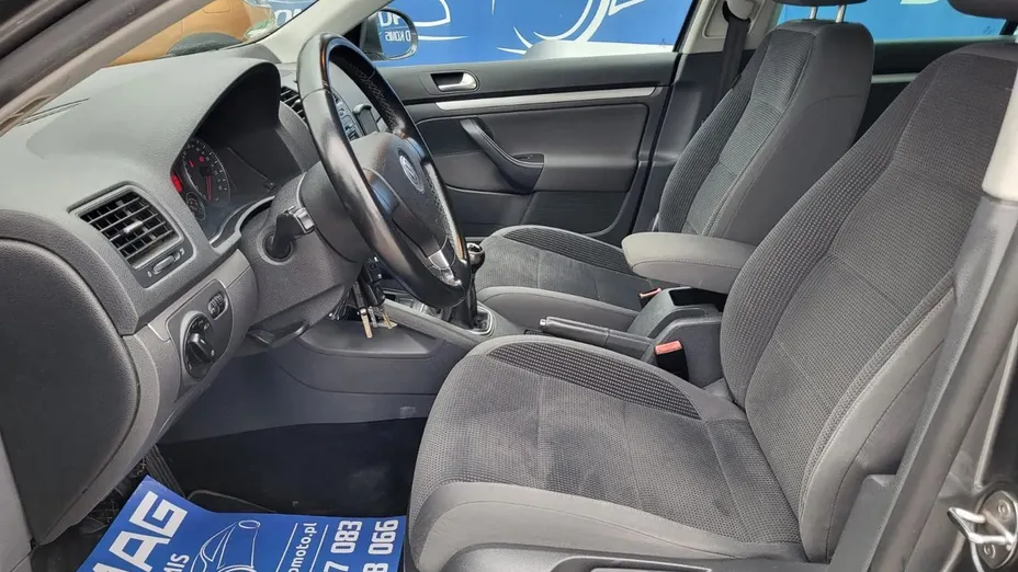 VOLKSWAGEN Golf -