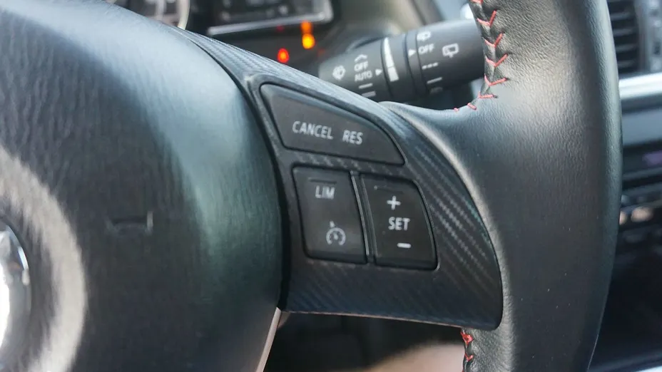 MAZDA 3 -