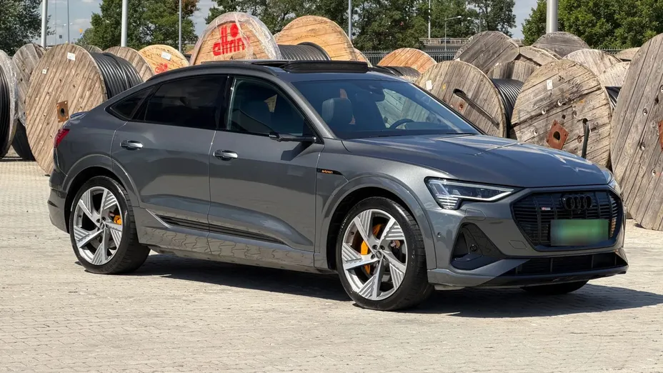 AUDI e-tron -