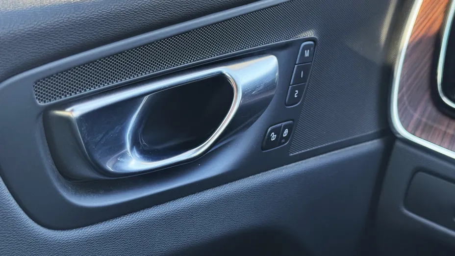 VOLVO XC60 XC60 B4 D AWD Plus Dark aut