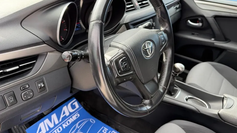 TOYOTA Avensis -