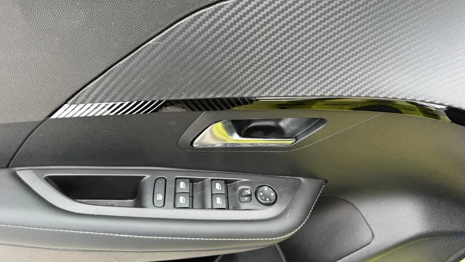 PEUGEOT 208 -