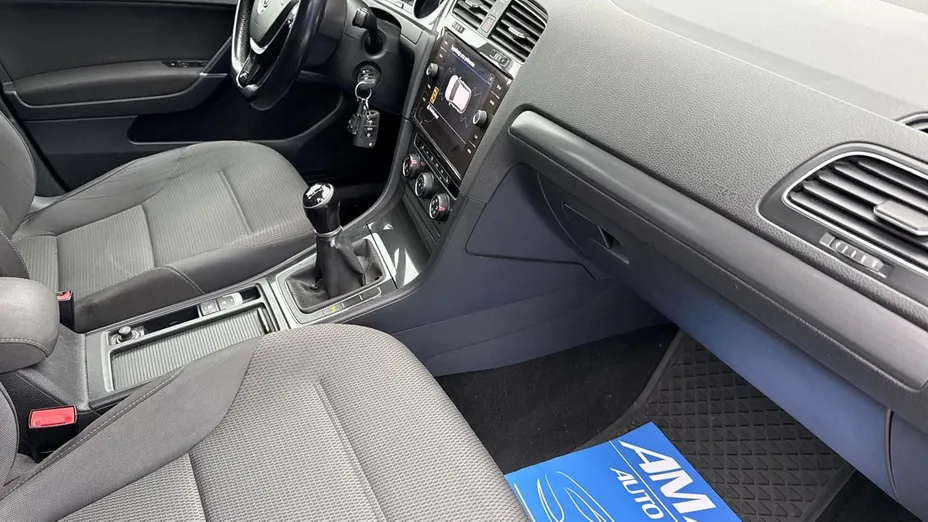VOLKSWAGEN Golf -