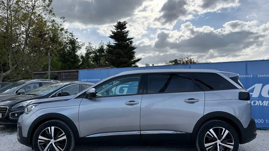 PEUGEOT 5008 -