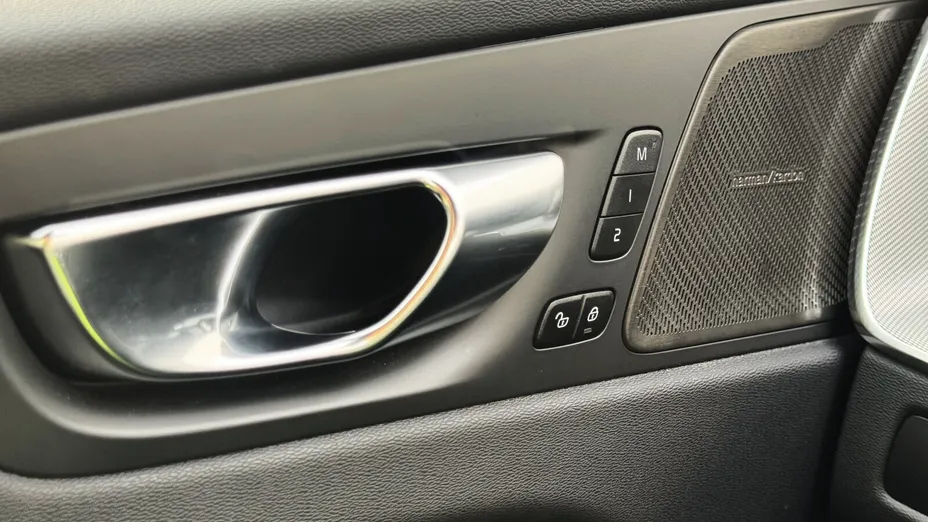 VOLVO XC60 XC60 T6 Plug-In Hybrid AWD Ultra Dark aut