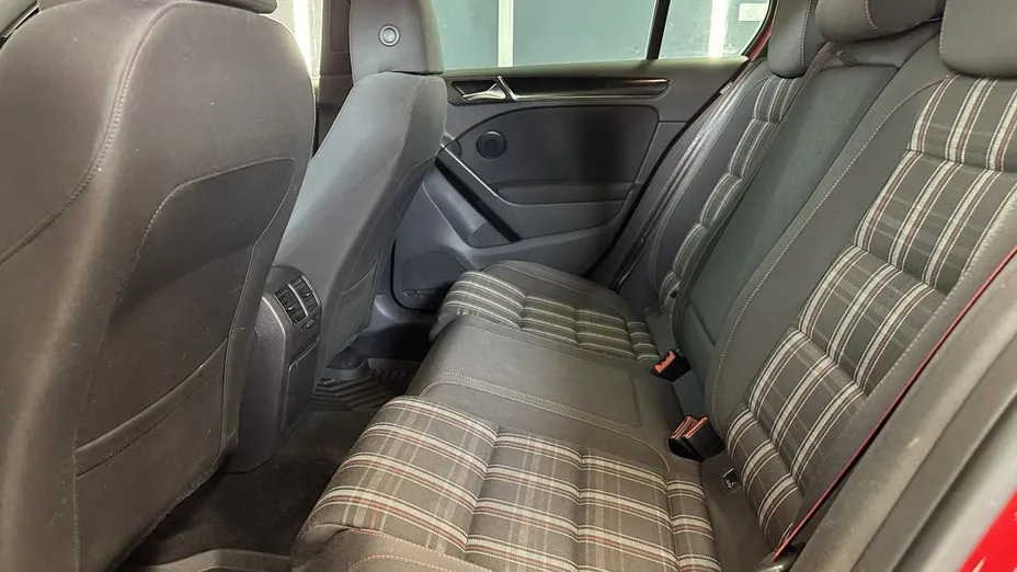 VOLKSWAGEN Golf -