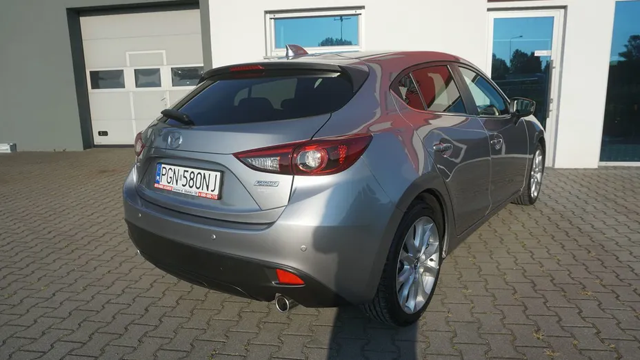 MAZDA 3 -