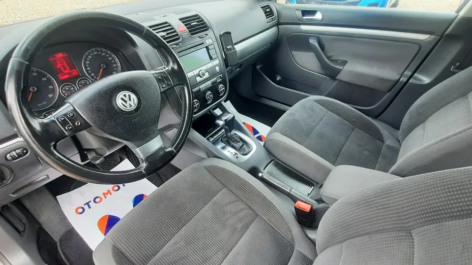 VOLKSWAGEN Golf -