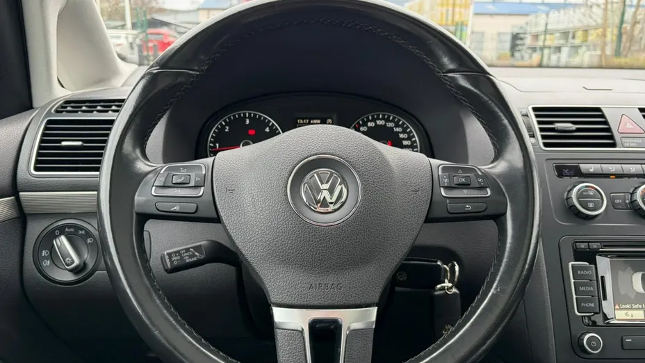 VOLKSWAGEN Touran -