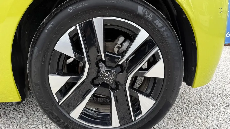 PEUGEOT 208 -