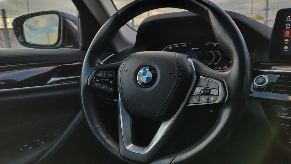 BMW Seria 5 530e xDrive Luxury Line aut