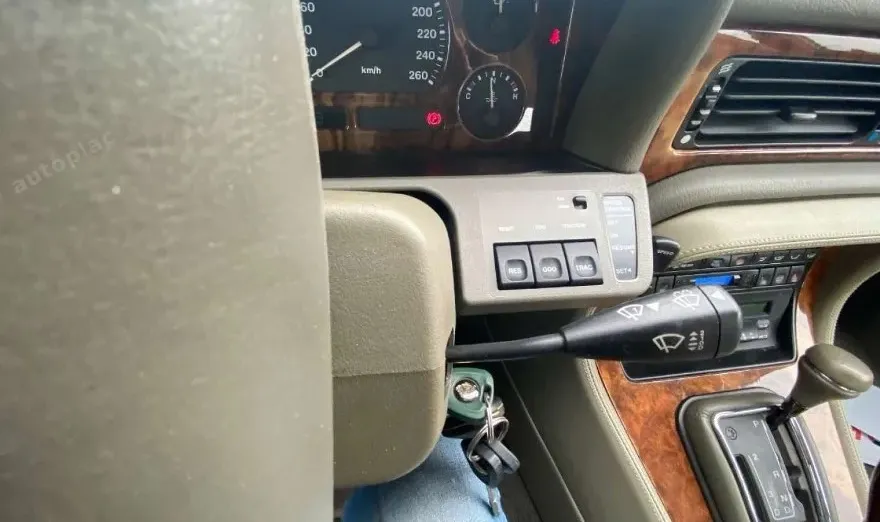 JAGUAR XJ -