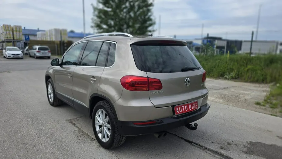 VOLKSWAGEN Tiguan -