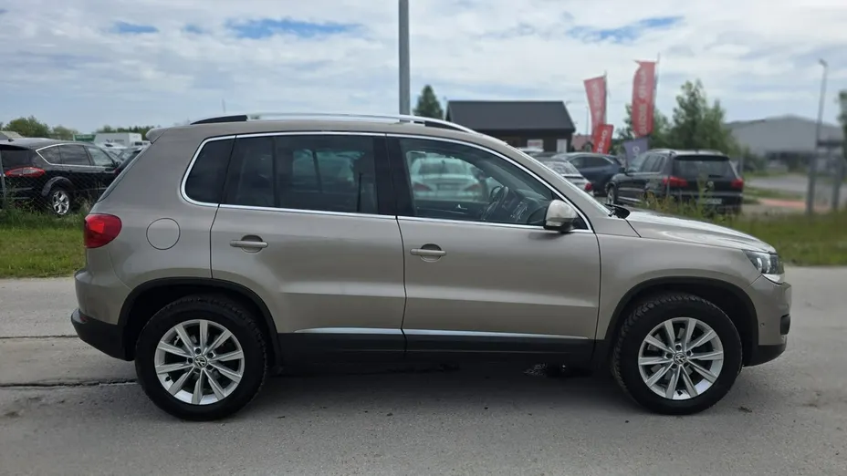 VOLKSWAGEN Tiguan -