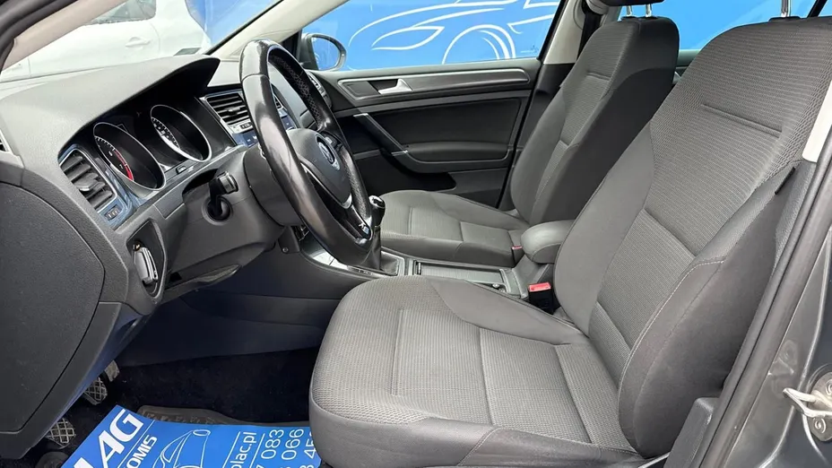 VOLKSWAGEN Golf -