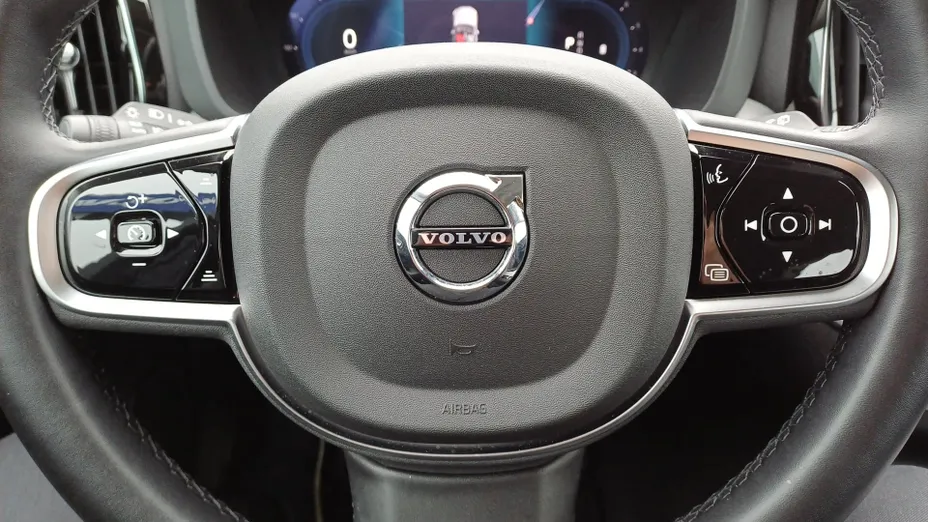 VOLVO XC60 XC60 B5 B AWD Plus Dark aut