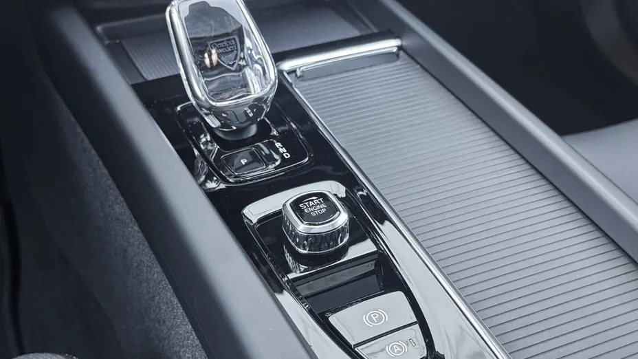 VOLVO XC60 XC60 T8 Plug-In Hybrid AWD Ultra Black Edition aut