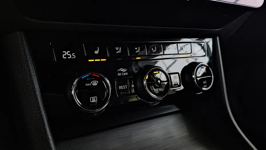 SKODA Superb Superb 2.0 TDI SCR Style DSG