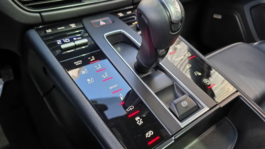 PORSCHE Macan -