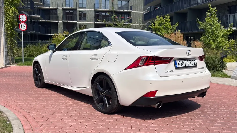 LEXUS IS IS 200t / 300 Black