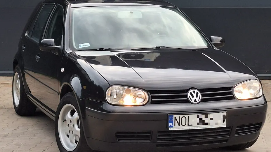 VOLKSWAGEN Golf -