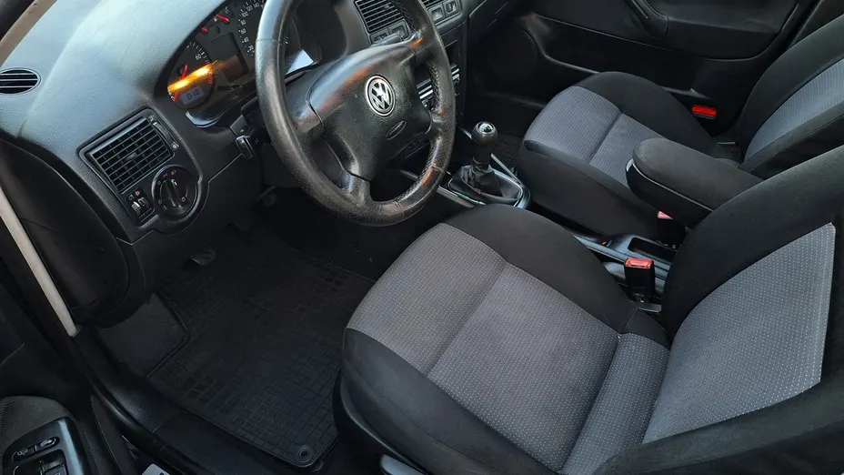 VOLKSWAGEN Golf -
