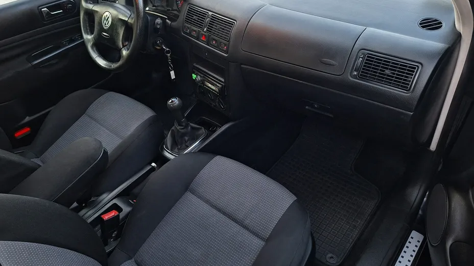VOLKSWAGEN Golf -