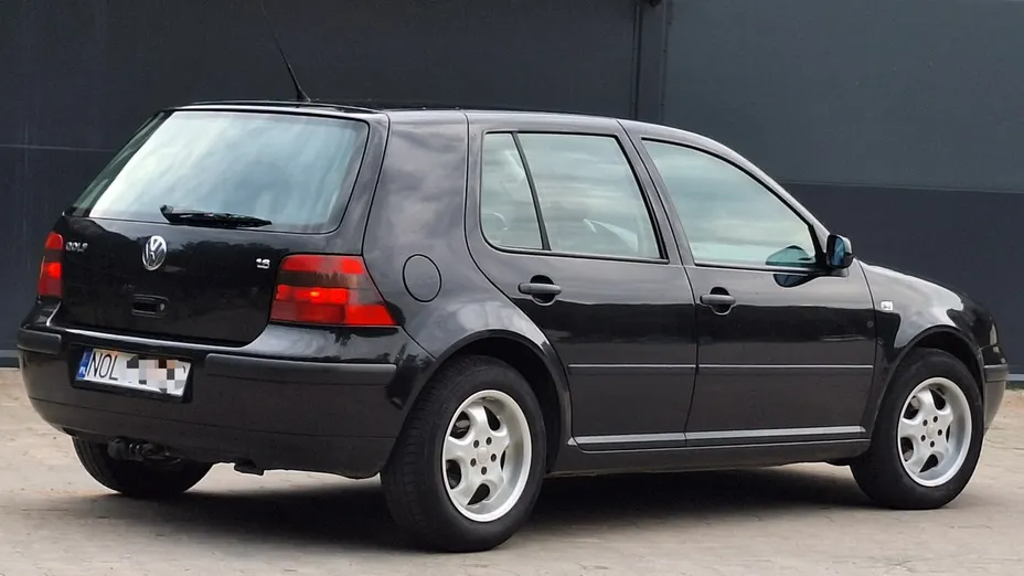 VOLKSWAGEN Golf -